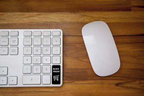 Computer keyboard with black friday key and shopping cart. Copy space and woo Fotos Stock