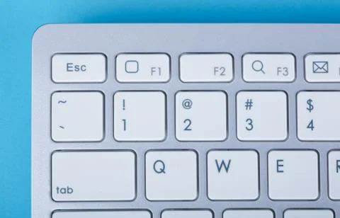 Computer keyboard on blue background Stock-Fotos