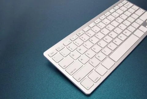 Computer keyboard on dark blue background Stockfoto's