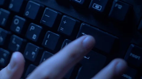 Computer Keyboard in a dark room: pressing the backspace key Vídeos de archivo 86418648