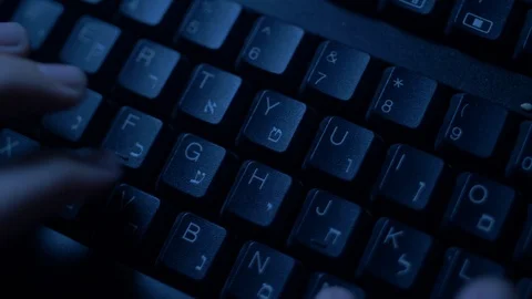 Computer Keyboard in a dark room: typing in hebrew Vídeo Stock 86420291
