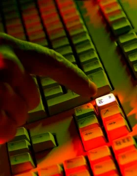 COMPUTER KEYBOARD WITH FINGER POINTING TO HELP KEY Stock Photos