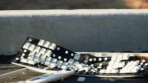 Computer Keyboard Gets Smashed With a Mallet - 120 fps Vídeo Stock 41237862