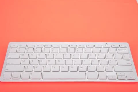 Computer keyboard on orange background Stockfoto's