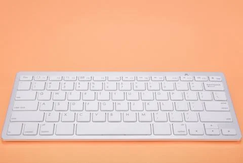 Computer keyboard on orange background Stockfoto's
