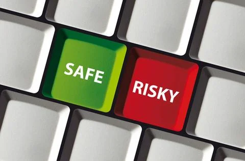 Computer keyboard with safe and risky button Computer keyboard with safe a... Foto stock