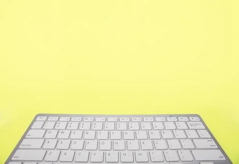 Computer keyboard on yellow background Stockfoto's