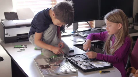Computer Kids showing teamwork Stock Footage