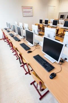 Computer lab with rows of computers in school Foto stock