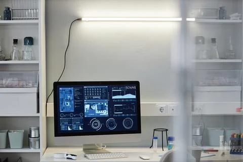 Computer in laboratory with graphs and scientific data on screen Foto stock