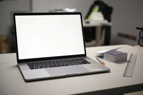 Computer laptop with blank screen on a silver office desk 库存照片