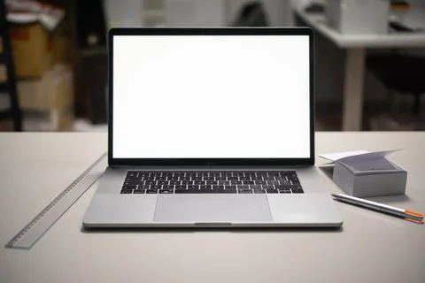 Computer laptop with blank screen on a table office desk 库存照片