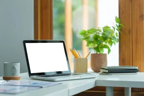 Computer laptop with empty display on wooden table in modern office. Foto stock