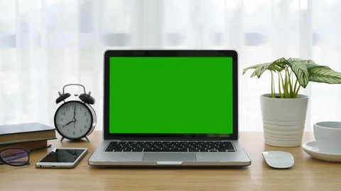 Computer Laptop with green screen display. Dolly in. Vidéo 87447757
