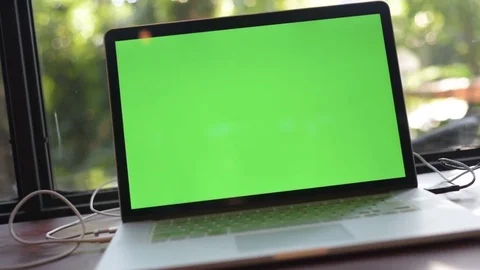 Computer laptop with green screen on the table of cafe. Видео 85043551