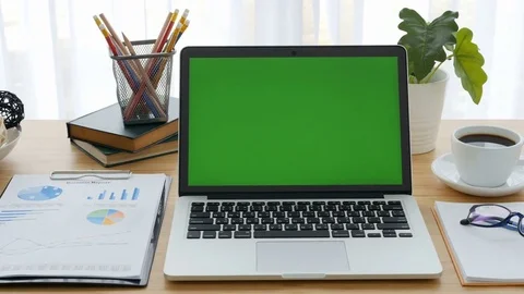 Computer laptop green screen on workplace table. Vidéo 81265514