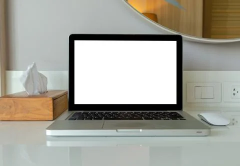 Computer laptop mock up and mouse white blank screen for advertising text on  Foto stock