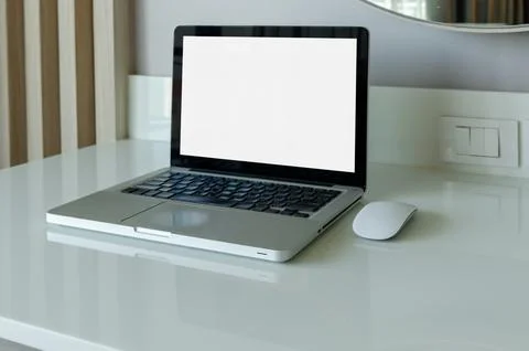 Computer laptop mock up and mouse white blank screen on table. Foto stock