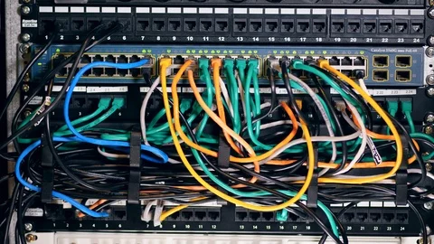 A computer with many cables at a data center. 库存影片 111582997