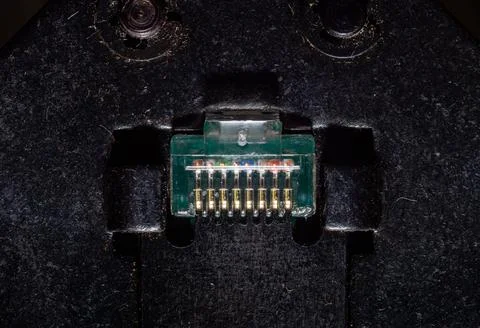  The computer master connects and tightens the RJ-45 connecting jack connector f Foto stock