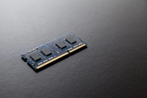Computer memory chip placed on top of a black table. Connections and circuits Foto stock