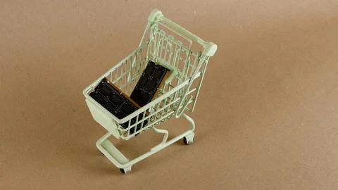 Computer memory chips in miniature shopping cart 스톡 사진