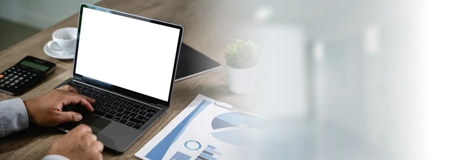 Computer mock up blank screen using laptop with blank white copy space offi.. Foto stock