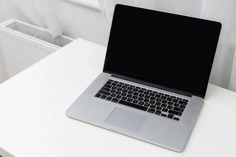 Computer mockup white background on table. Laptop with blank screen Stockfoto's