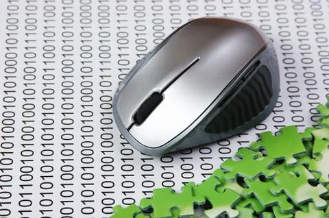 Computer mouse and  puzzles on a binary code Foto stock
