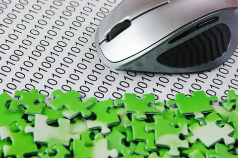 Computer mouse and  puzzles on a binary code Foto stock