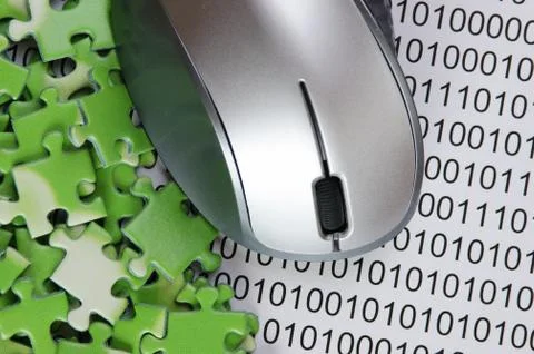 Computer mouse and  puzzles on a binary code Foto stock