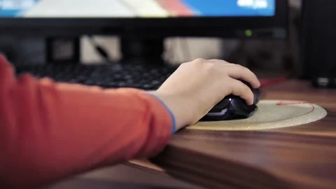 Computer mouse in hand Stock Footage 131391562