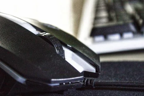 Computer mouse with wire with blurred background Stockfoto's