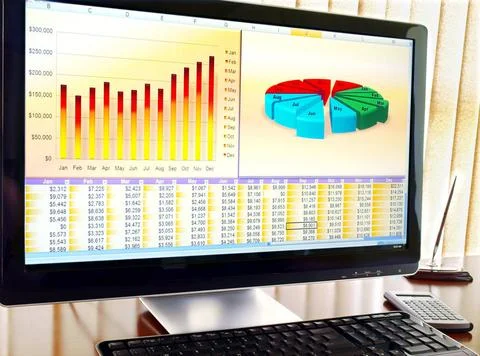 Computer in the office Computer with financial data and charts on the scre... Foto stock