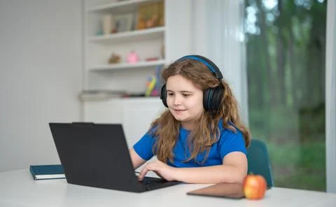Computer online study creates smart classroom. Computer webinar lesson shows 스톡 사진