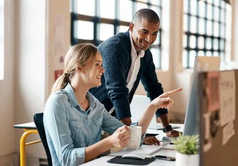 Computer, pointing and training with people in office, feedback and questio.. Stockfoto's