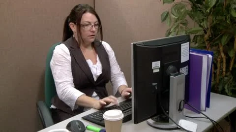 Computer problem in the office Vídeos de archivo 12282487