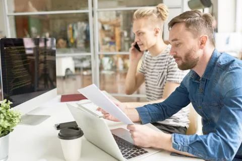 Computer Program Developers Working in Office Foto stock