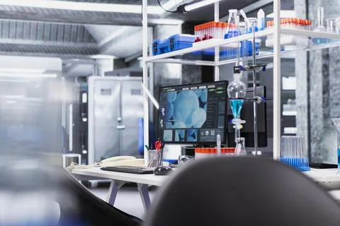 Computer program displaying DNA data molecular analysis in empty laboratory Foto stock