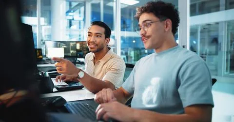 Computer, programmer and discussion with people in office for game designer Stock-Fotos