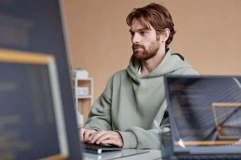 Computer Programmer Coding at Desk in Office Stockfoto's