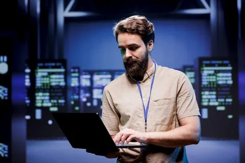 Computer programmer in high tech room Foto stock