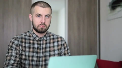 Computer programmer. Information Technology. Work on the computer. The guy wo Vídeos de archivo 192459896