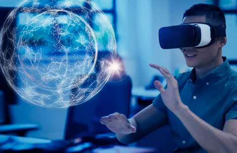 Computer programmer testing virtual reality simulator glasses, viewing Foto stock