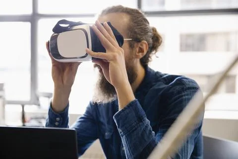 Computer programmer using virtual reality simulator glasses Stockfoto's