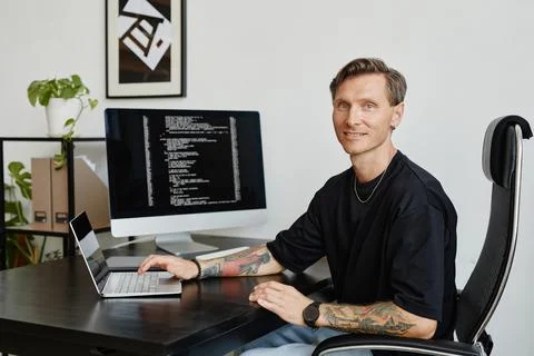 Computer programmer working on computer Stockfoto's