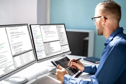 Computer Programmer Writing Program Code On Computer Stock-Fotos