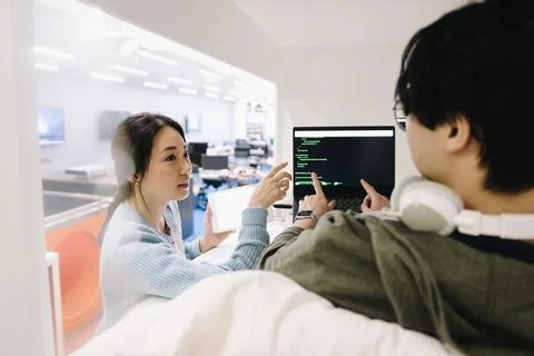 Computer programmers coding at laptop in office Foto stock
