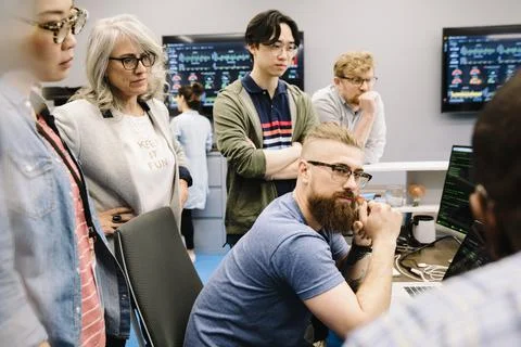 Computer programmers meeting in office Stock-Fotos
