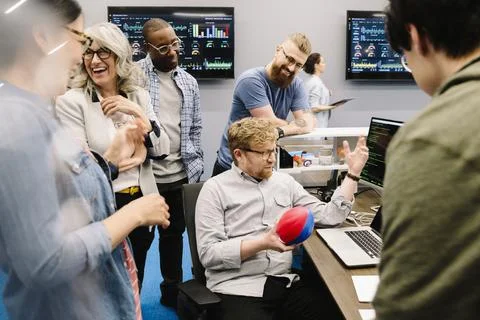 Computer programmers meeting in office Stock-Fotos